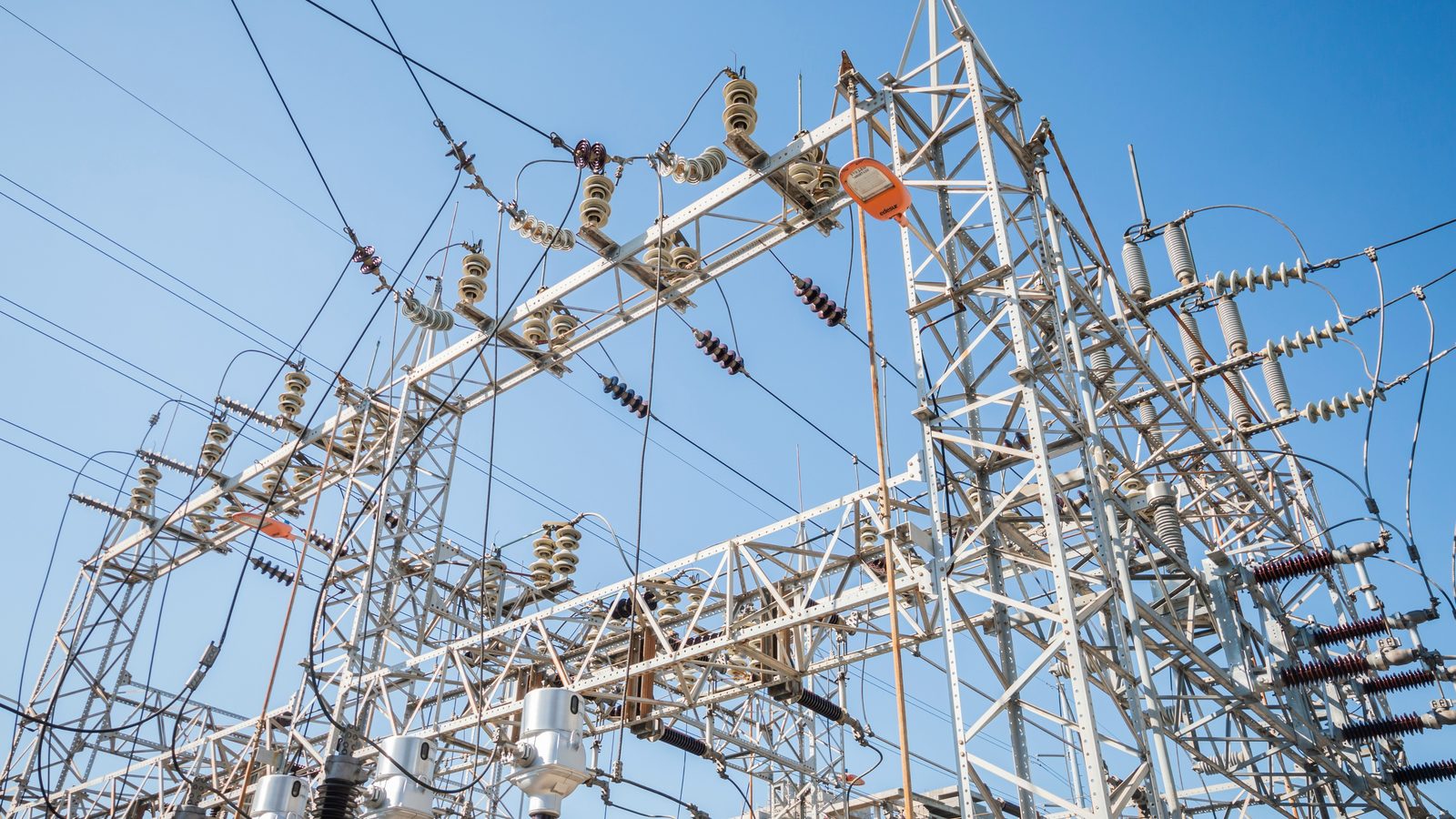 Utility dispatch centre, large-format grid map, transmission infrastructure.